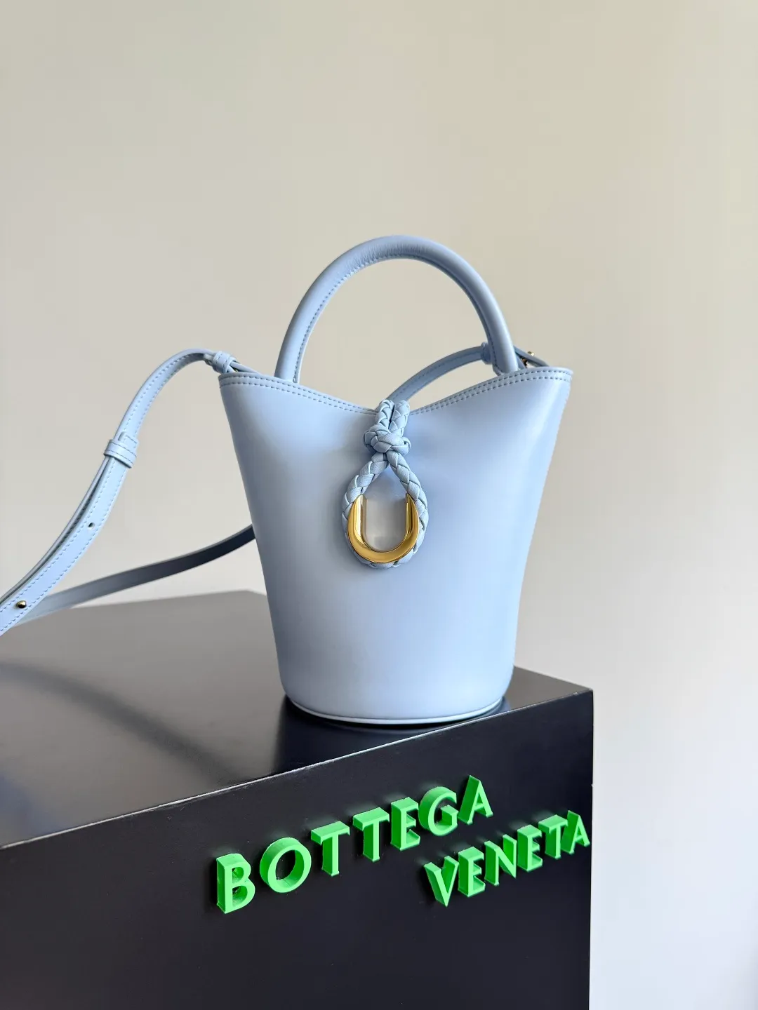 Batch 1620 BOTTEGA VENETA 2025 new women's LIBERTA small bucket bag The wind of "freedom" is still blowing towards summer🫧Unique bag shape and large enough capacity. This kind of small bag has always been very popular in summer. It can easily store essential items such as sunscreen and mini 5-fold umbrella when carrying it when going out. It uses braided knots and horseshoe buckle shapes. The metal ring is used for opening and closing, and the classic weaving is only used as an embellishment here, giving way to the simplicity of all-leather. It is a true combination of innovation and classics. It is also equipped with a detachable long shoulder strap. Friends who don’t like to carry it on the shoulder can only buy this bag and have more choices. Style number: 815244 Size: 22*18*15cm